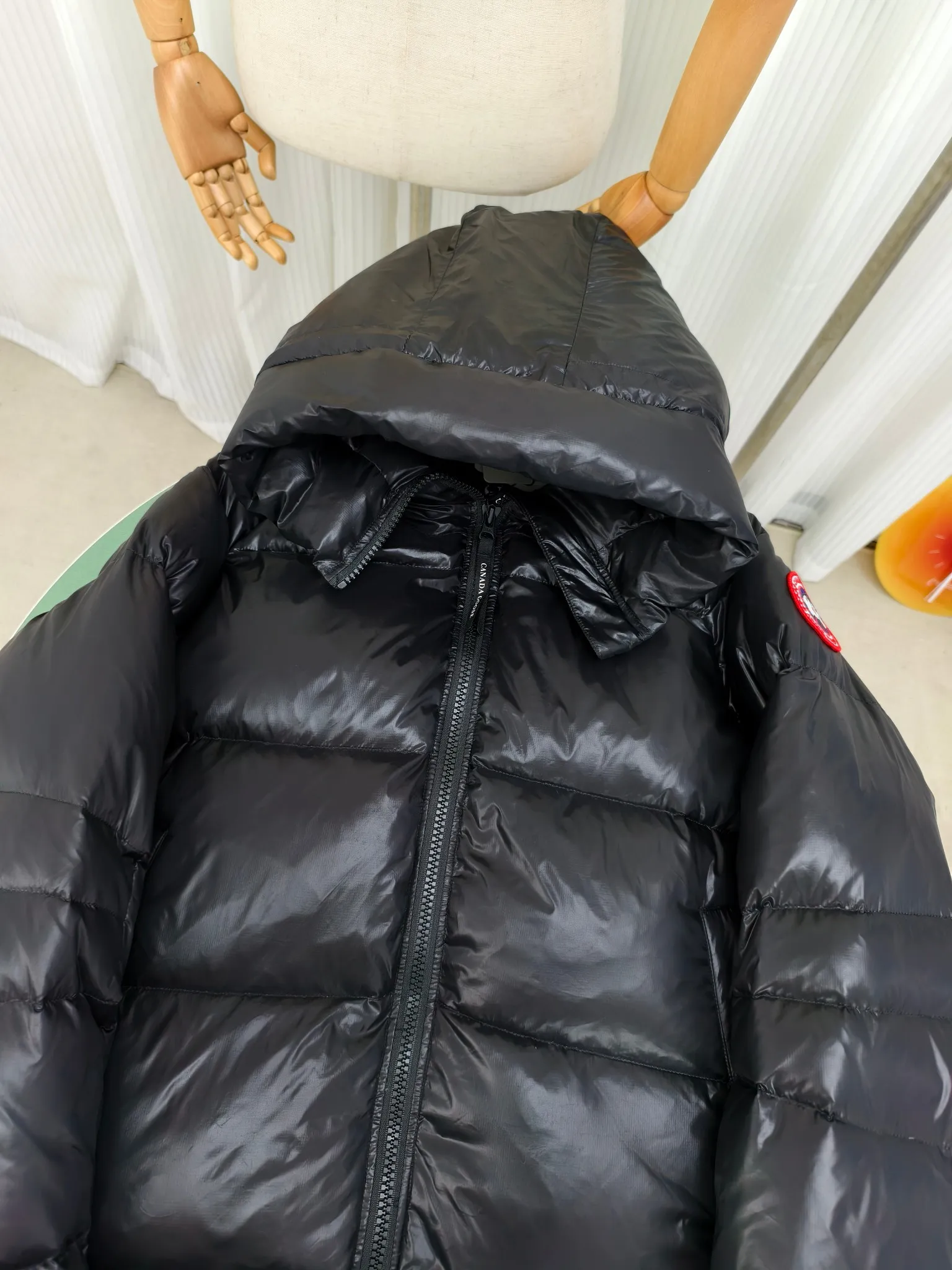 P940 ————2239L women's model (high version) Canada goose Cypress down jacket The new model of the Cypress series makes you stand out. This down jacket is an ideal winter piece. This style is filled with white duck down. Featuring a thin, channel-filled construction with lightweight fabrics and trim, it feels lightweight and adds warmth. The chin-protecting suede knit stand-up collar is soft and adds comfort. An adjustable down hood with cord closure adds warmth and protection against the elements. The back is designed with the iconic double-stripe black reflective decorative stripes to make you more visible in dim environments. The inner layer has removable elastic straps, making the jacket easy to carry on the shoulder and hands-free. Side zipper gusset dries and breathes when moving. Color: black with red label, silver birch Size: XS-2XL